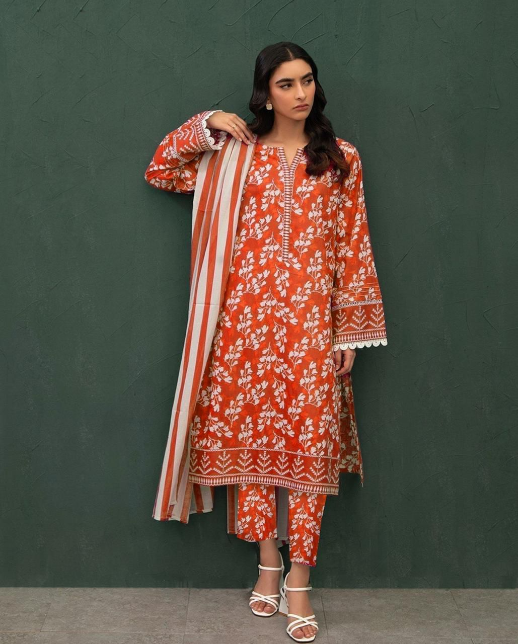 Elegant Embroidered Lawn Suit with Chiffon Dupatta – 3 Piece Unstitched Women’s Outfit