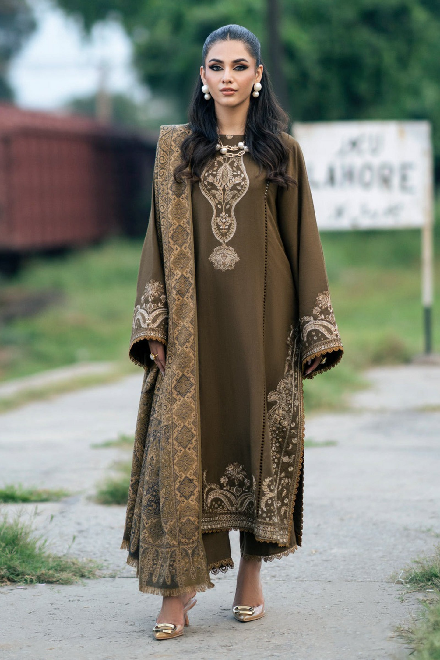 Sapphire Premium Dhanak Suit – Embroidered